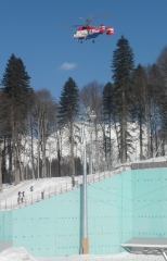Biatlon és sífutás stadionban teher helikopterrel reflektort állítanak fel